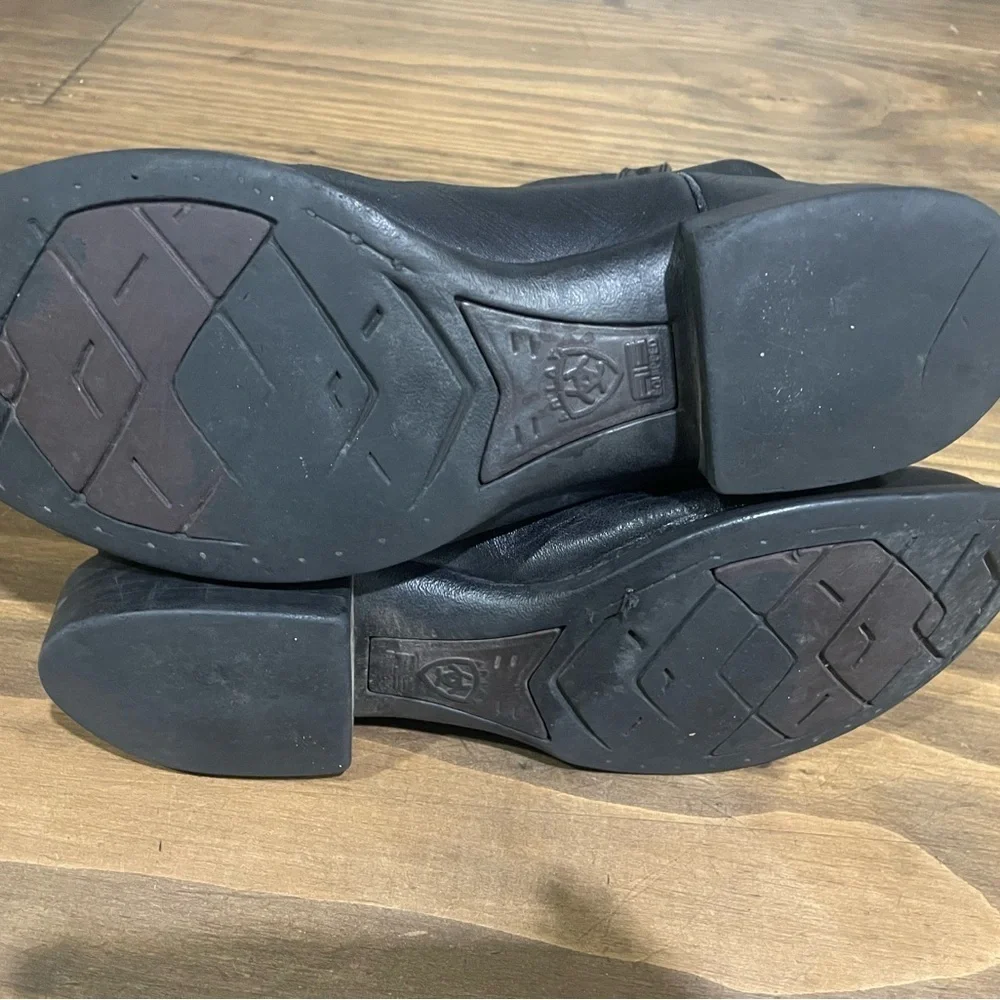 Men’s gently worn western boots in black. Any defects are shown in pictures.